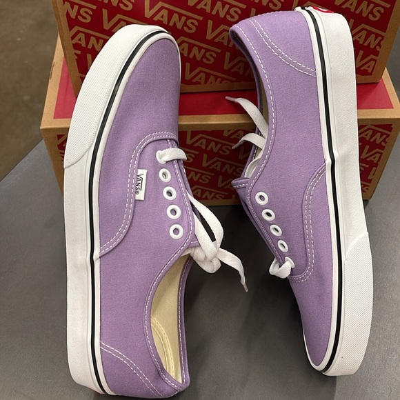 • Vans WMNS Authentic Chalk Violet/True White
VN0A5HZS9GD
Sneakers - Picture 9 of 16